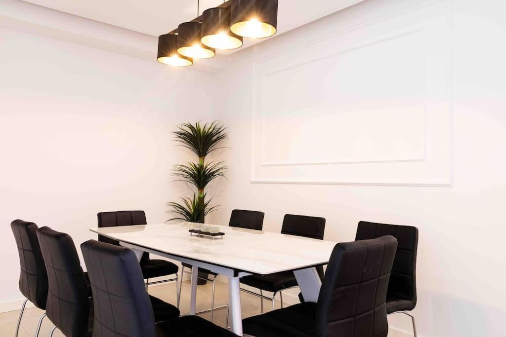 Modern 3-bed In Heart Of *