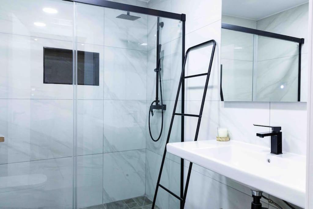 Modern 3-bed In Heart Of Appartement
