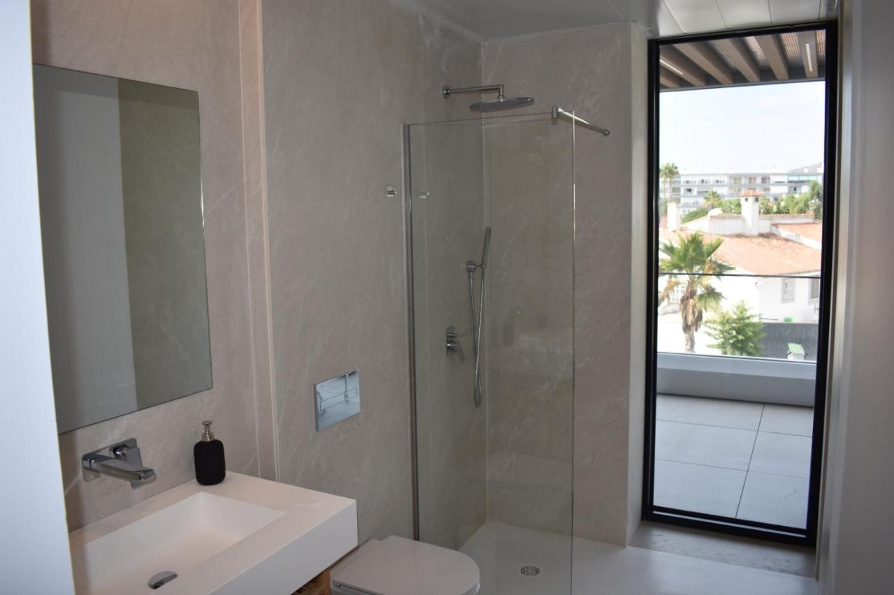 Luxury Complex Beachfront Apartment, Infinity Pool, Sauna, Gym And Large Terrace Apartment *