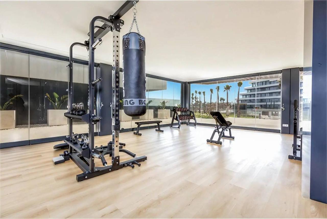 Luxury Complex Beachfront Apartment, Infinity Pool, Sauna, Gym And Large Terrace *