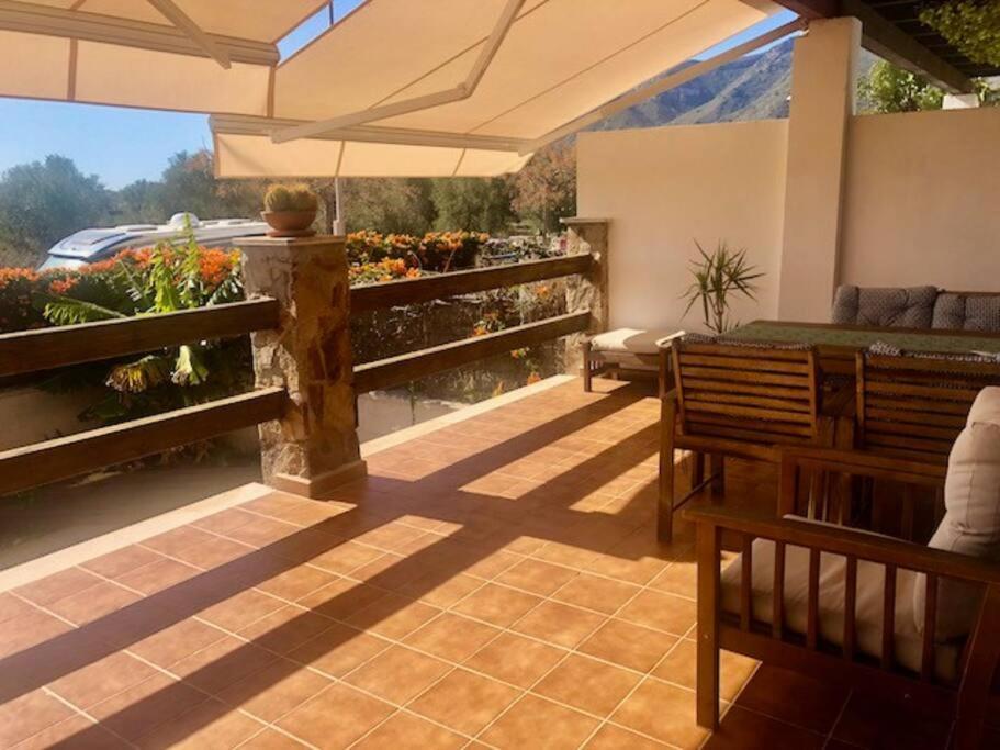 Townhouse, Private Pool Garden And Sea Views Vakantiehuis