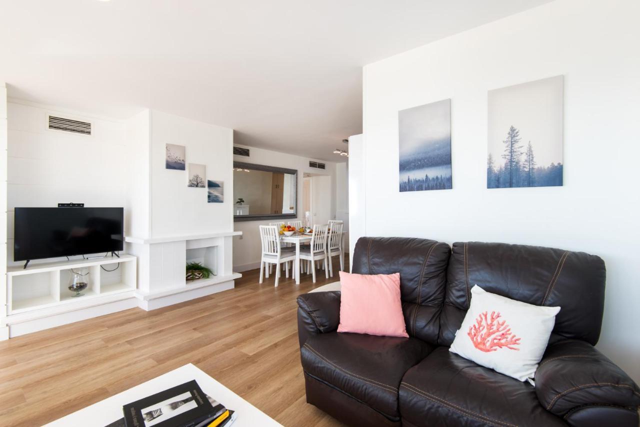 Magic Of The Ocean, Front Line In Playamar-parking, Sea Views, Pool, Tenis, Paddle, Wifi And Aircon Apartment