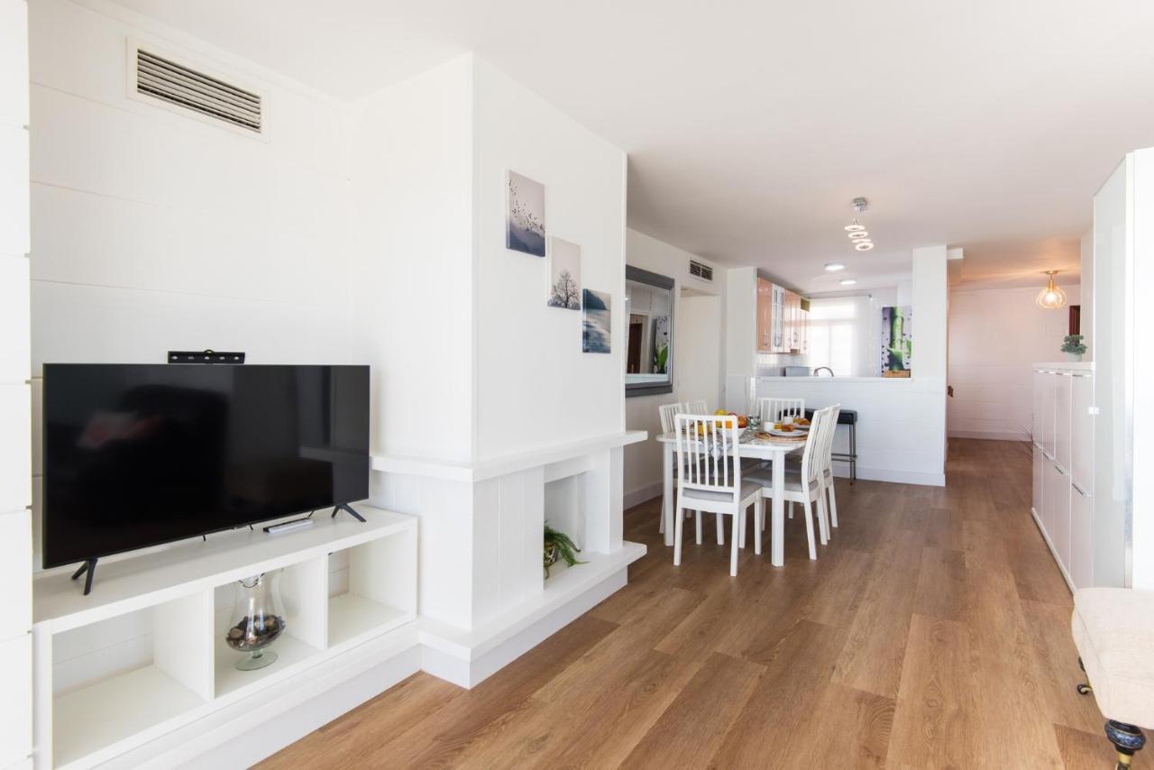Magic Of The Ocean, Front Line In Playamar-parking, Sea Views, Pool, Tenis, Paddle, Wifi And Aircon Apartment *