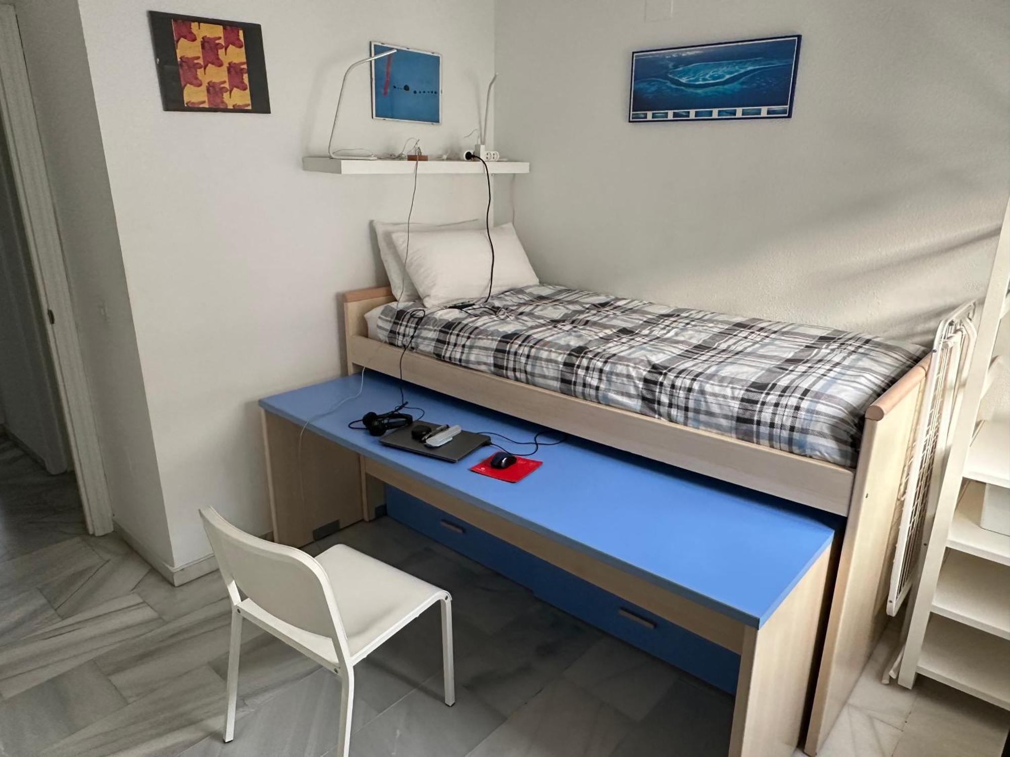 El Cortijuelo. Magnificent Triplex Terraced House With Rooftop Of 18m2, Overlooking The Sea. Parking