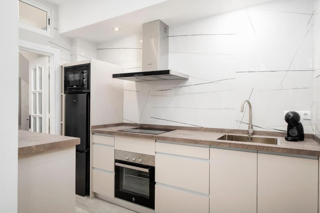Newly Refurbished Modern 2-bed In Heart Of *
