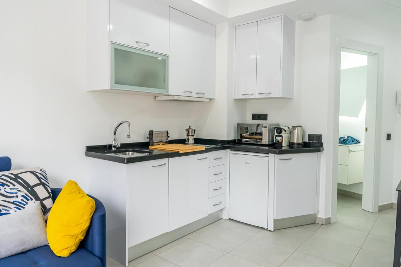 Modern Wave Escape With Private Parking And Rooftop Pool By Namaste Elite Appartement