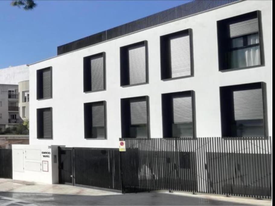 Modern Wave Escape With Private Parking And Rooftop Pool By Namaste Elite