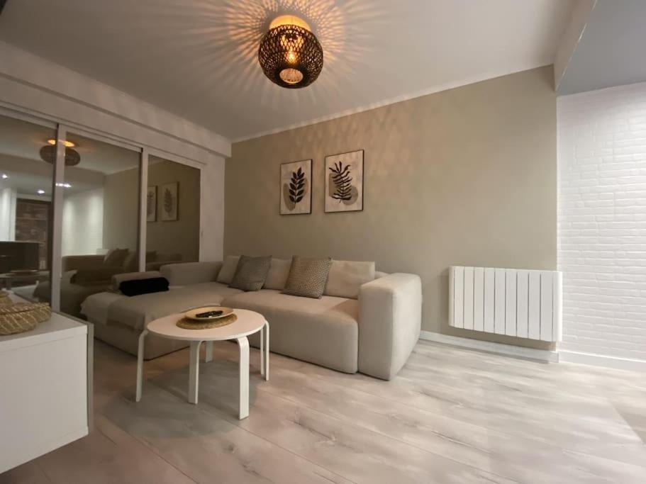 Casa Picaso Elegance, One Bedroom Center With Balcony By Namaste Elite Appartement