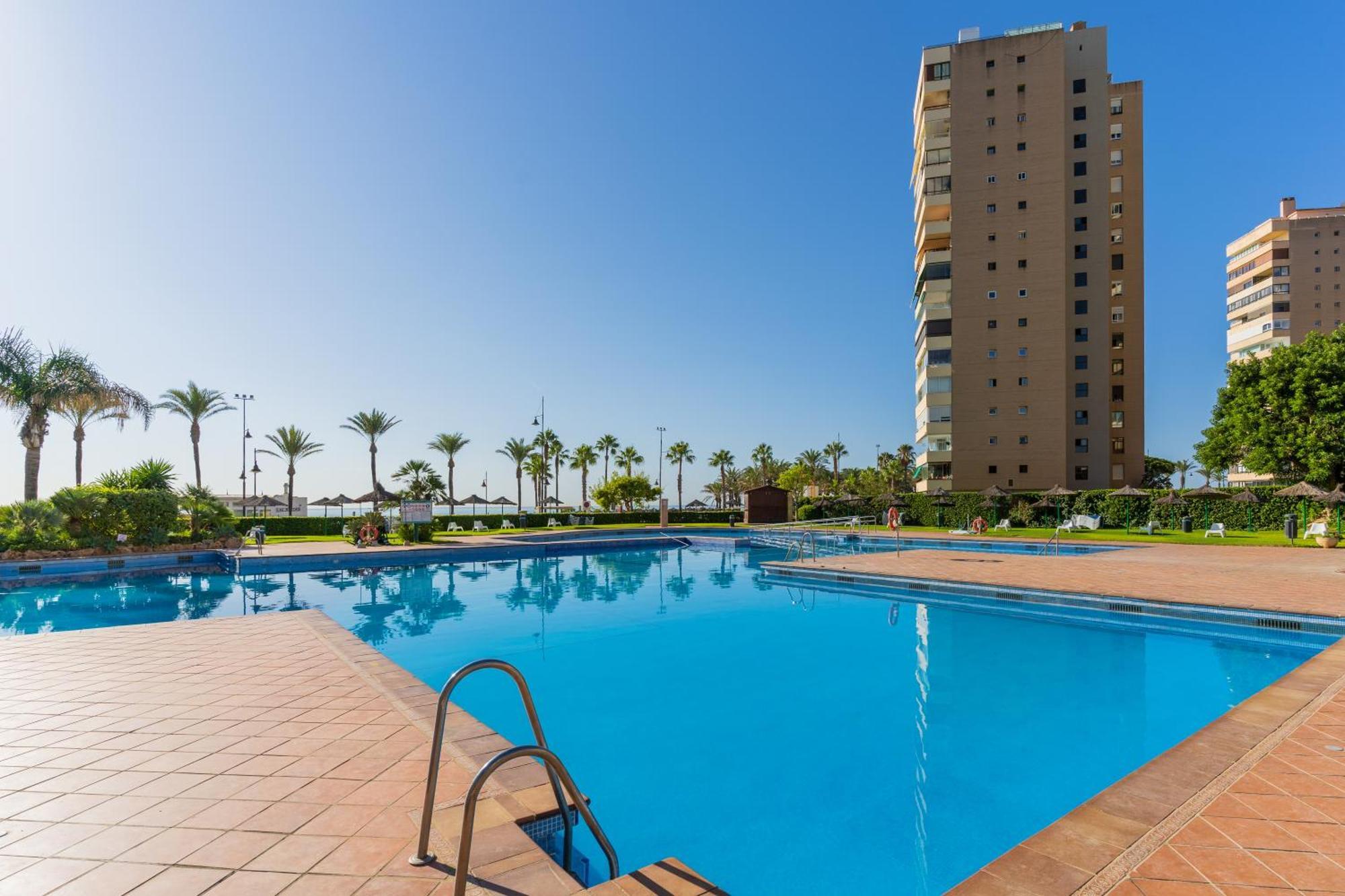 Frente Al Mar Torres De Playamar En Torremolinos