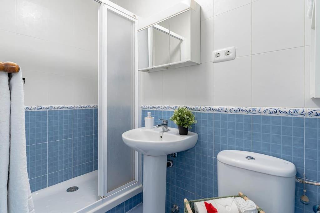Bonito Estudio Carihuela Con Terraza, Wifi, Playa A 150 Metros * Torremolinos