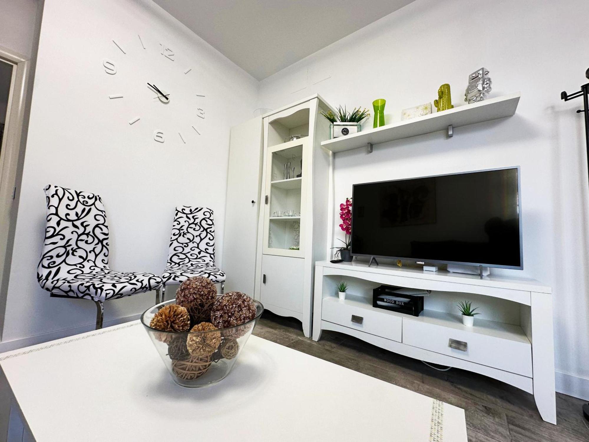 A8 - En La Carihuela, 2 Dormitorios, Wifi, A 100 Metros De La Playa