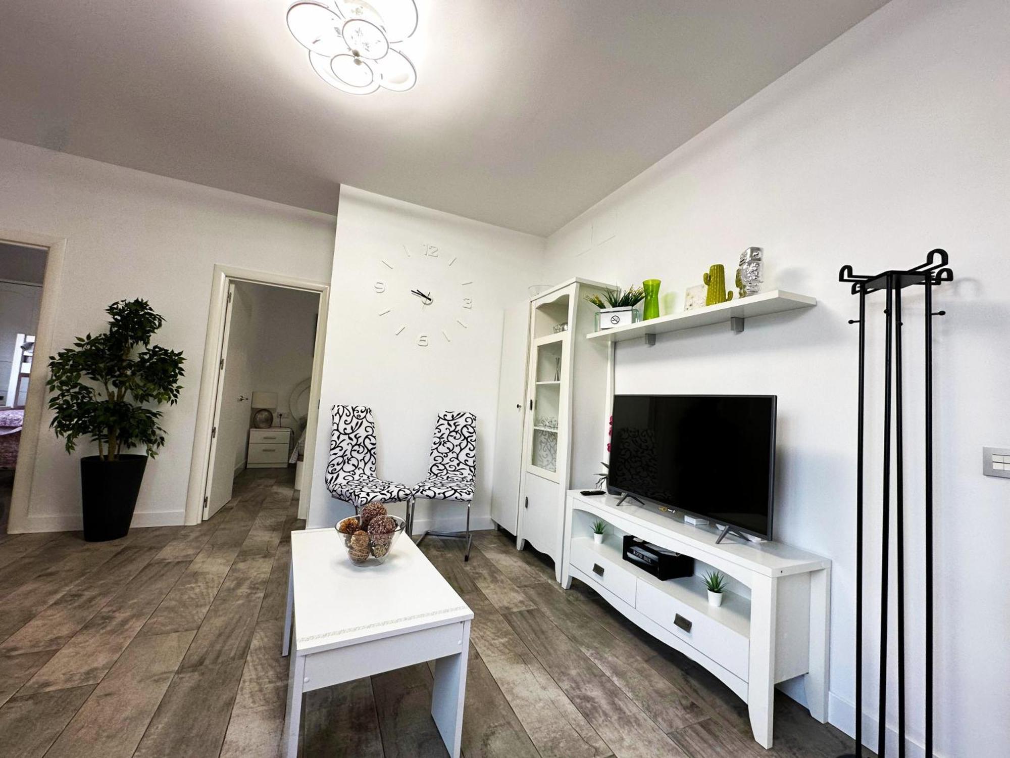 A8 - En La Carihuela, 2 Dormitorios, Wifi, A 100 Metros De La Playa Apartamento *