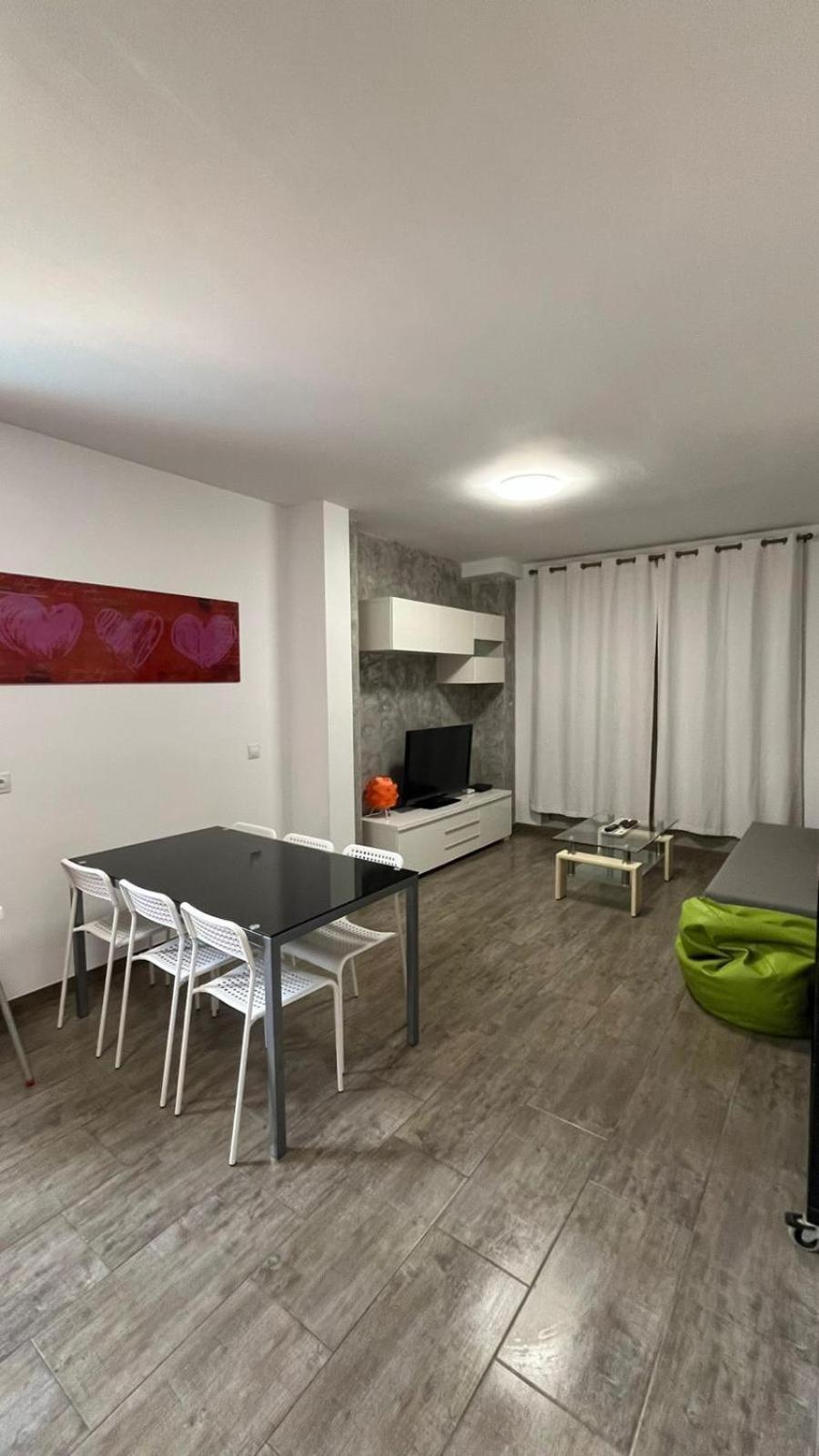 A 30 Metro De La Playa Con Piscina Y Garaje En La Carihuela Apartment