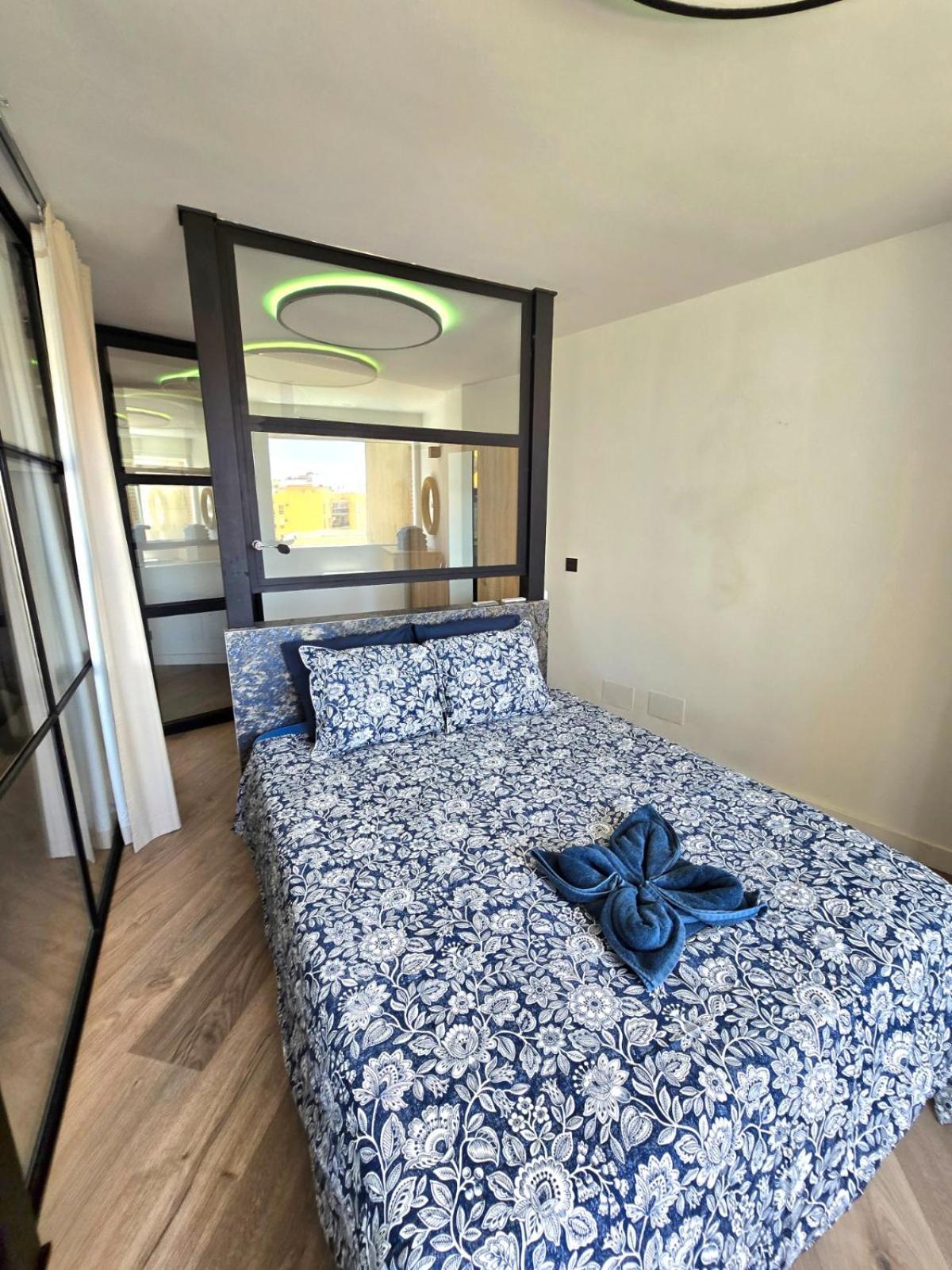Crystal Elegance City Center With Seasonal Pool Appartement