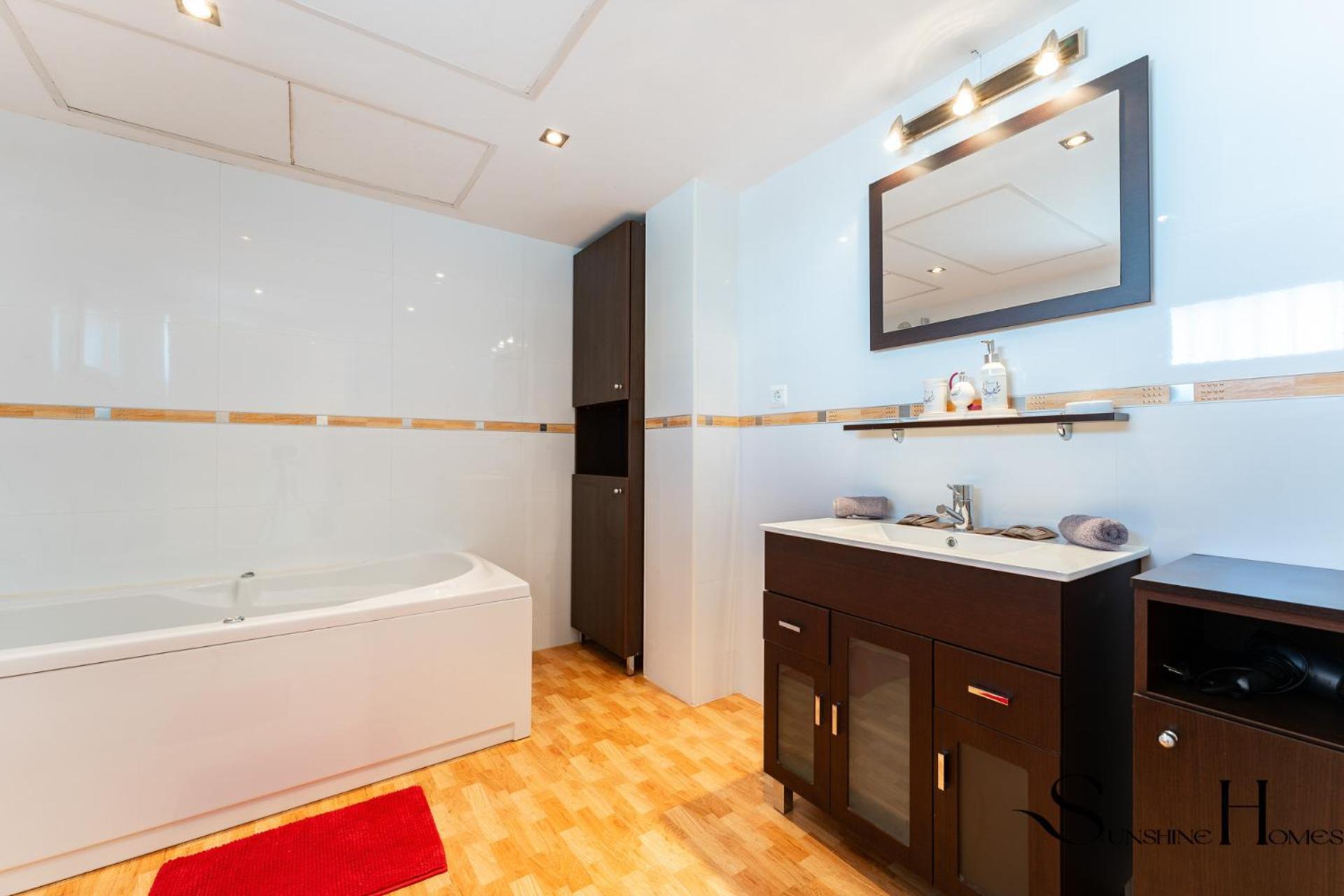 Magnificent 4br Oasis, Panoramic Terrace, Pool And Parking Apartment