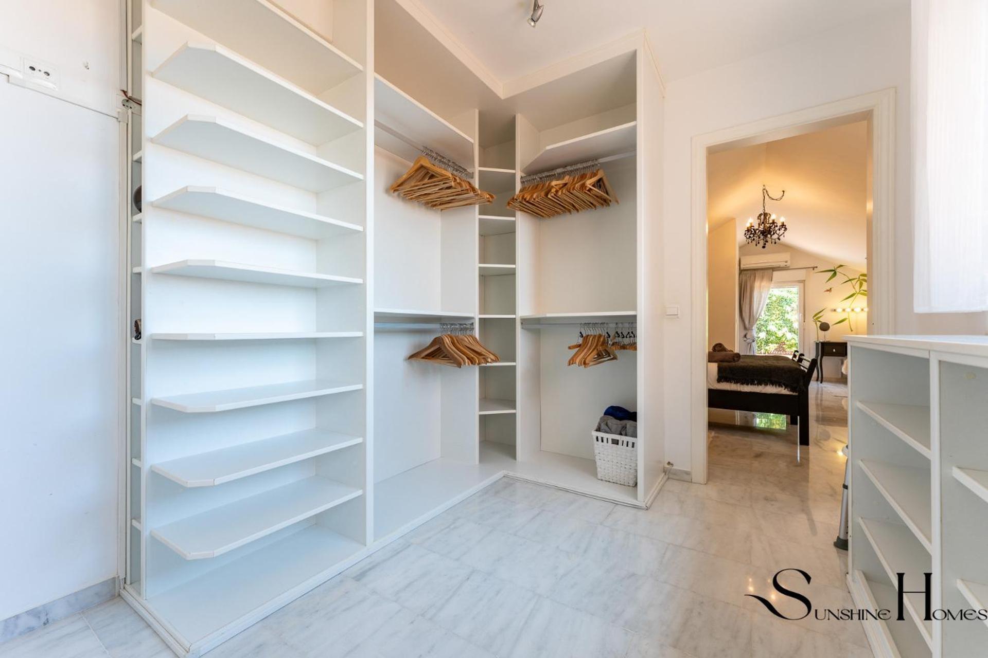 Magnificent 4br Oasis, Panoramic Terrace, Pool And Parking Apartment *