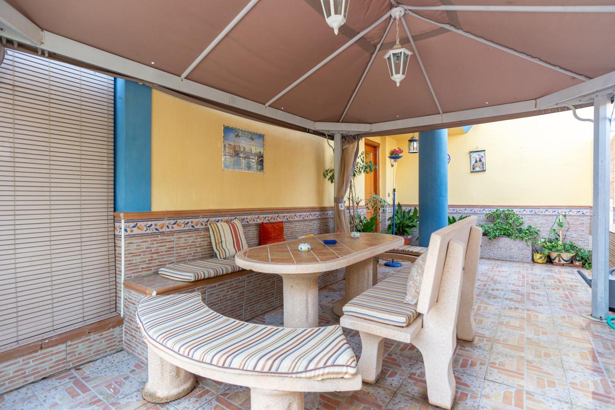 Valentina - Renovated On Alamos Villa