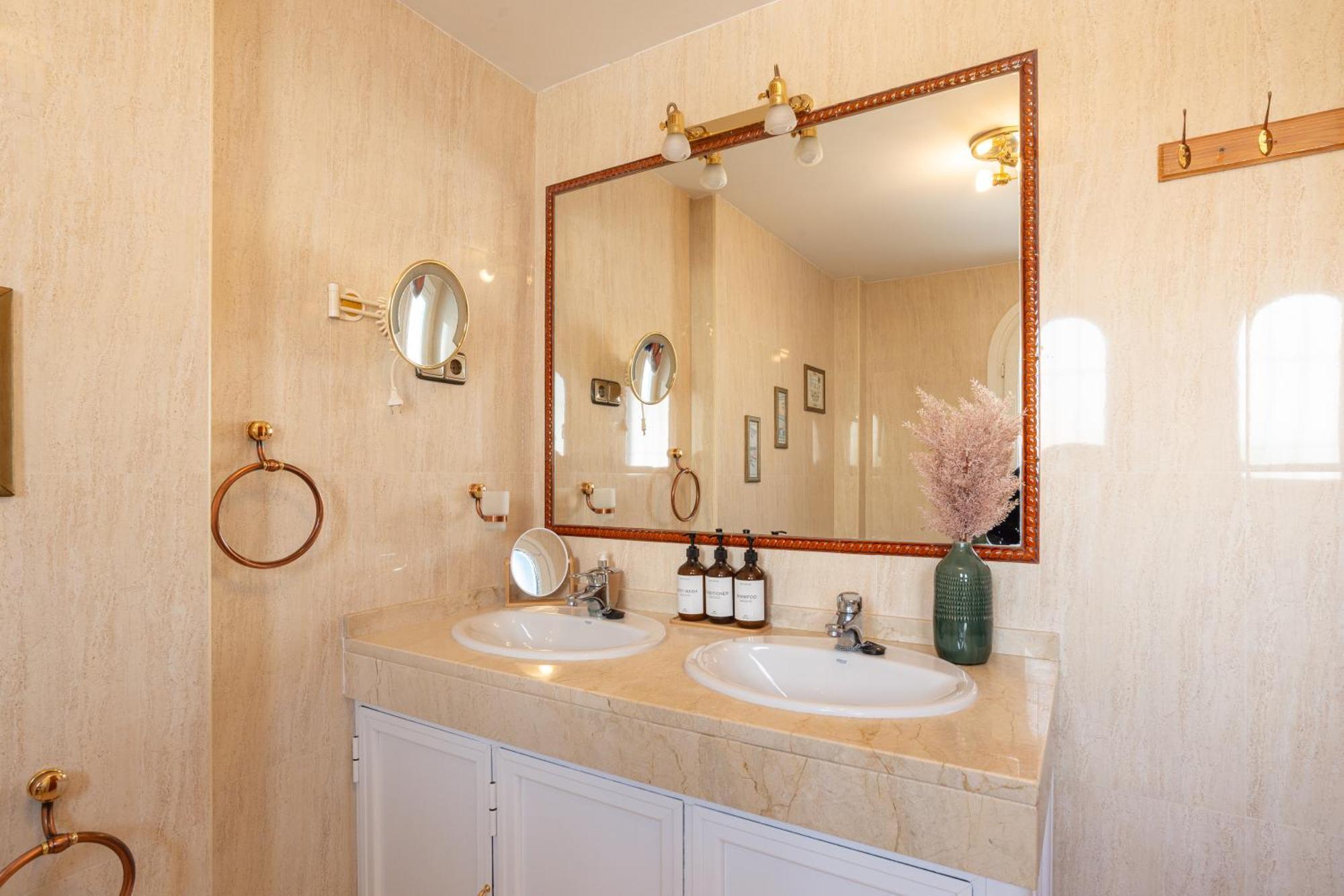 Valentina - Renovated On Alamos Villa *