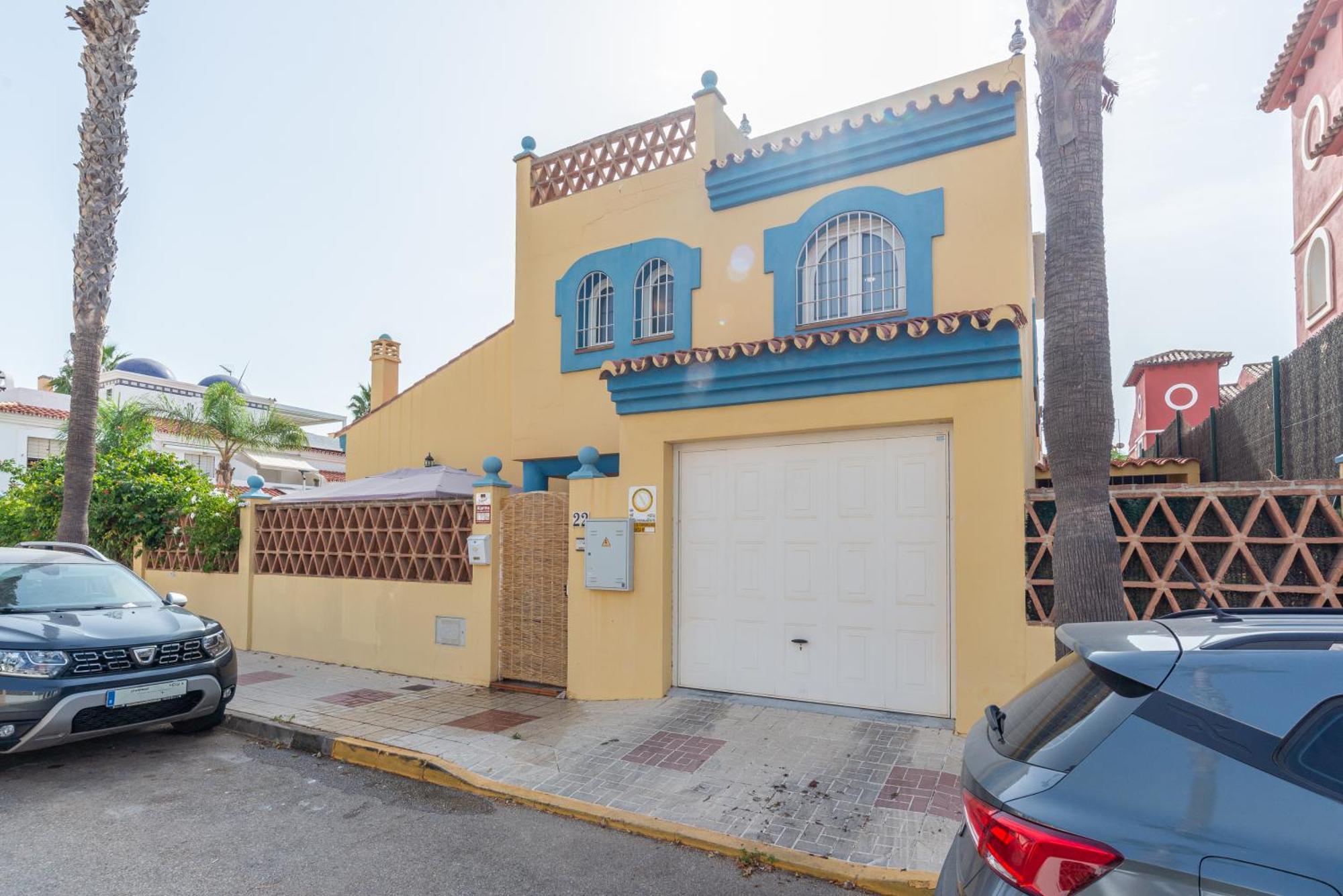 Valentina - Renovated On Alamos Villa