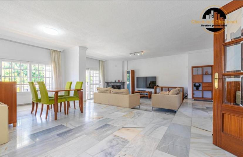 Del Mar Villa *