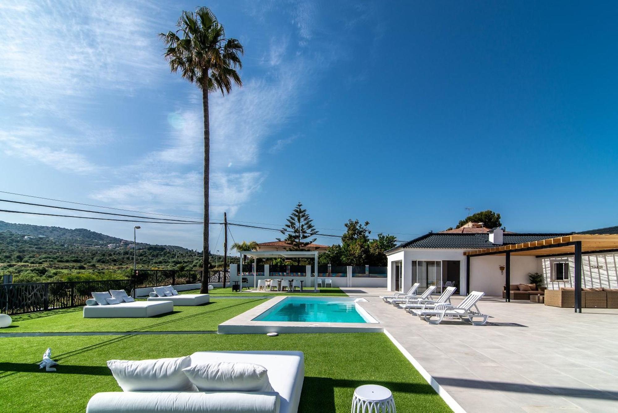 Palm Tree 5 Bdr Pool & Bbq Villa