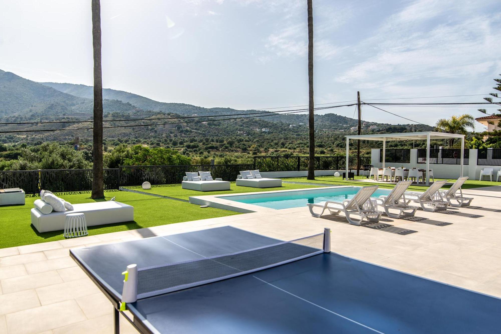 Palm Tree 5 Bdr Pool & Bbq Villa