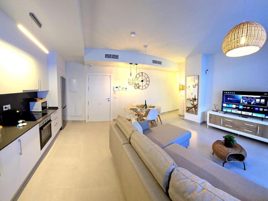 Samuel Luxury 2bedroom Apartment, Large Patio, Free Wifi And Private Parking By Namaste Elite *