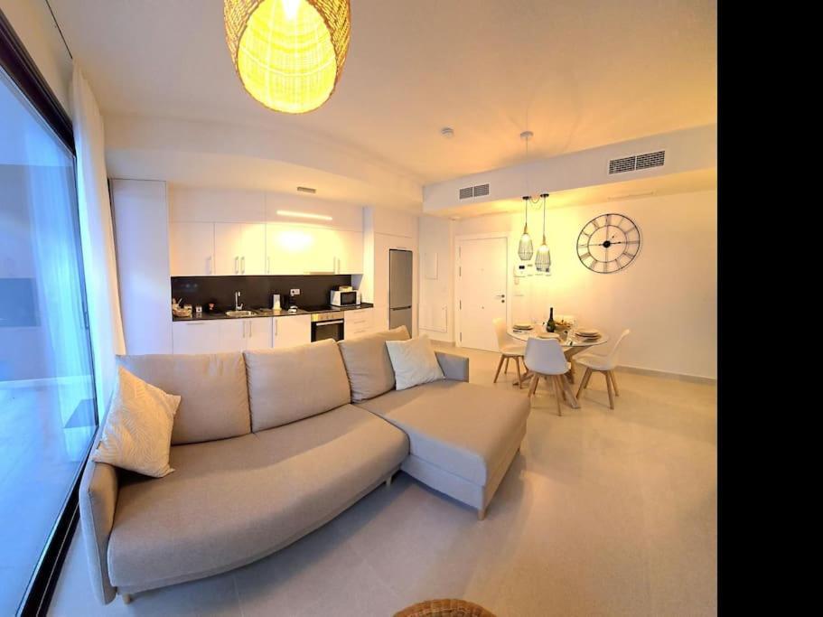 Samuel Luxury 2bedroom Apartment, Large Patio, Free Wifi And Private Parking By Namaste Elite Apartment *