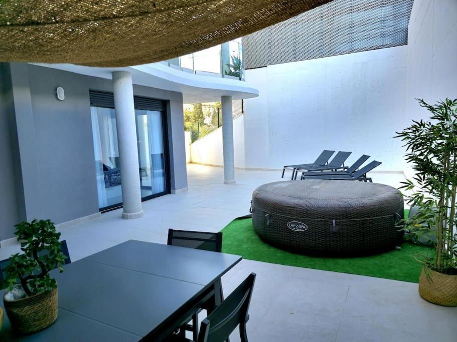 Samuel Luxury 2bedroom Apartment, Large Patio, Free Wifi And Private Parking By Namaste Elite Apartment *