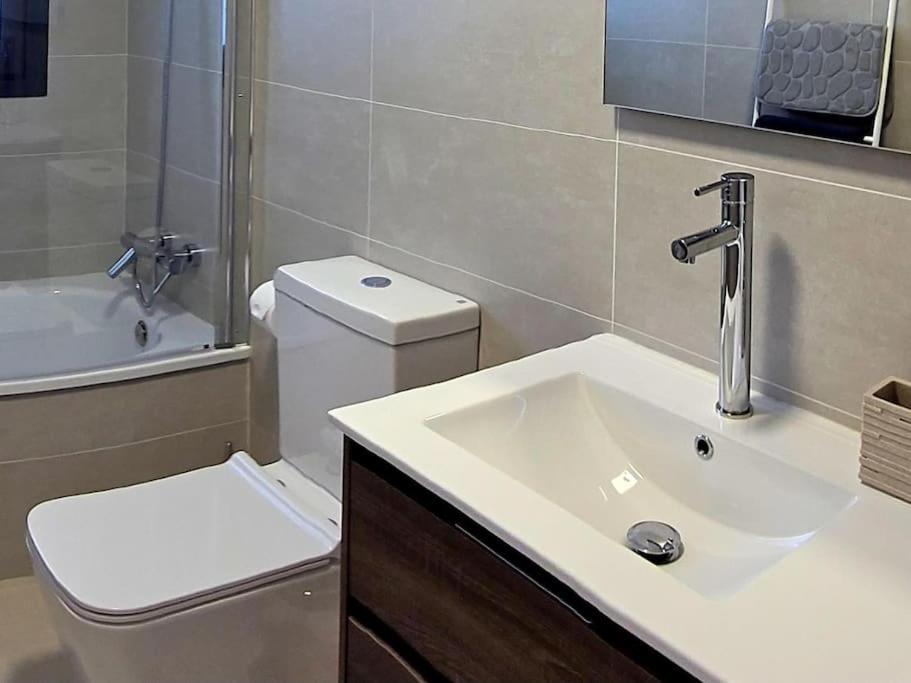 Samuel Luxury 2bedroom Apartment, Large Patio, Free Wifi And Private Parking By Namaste Elite *
