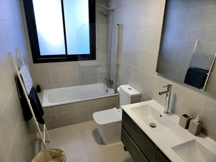 Samuel Luxury 2bedroom Apartment, Large Patio, Free Wifi And Private Parking By Namaste Elite