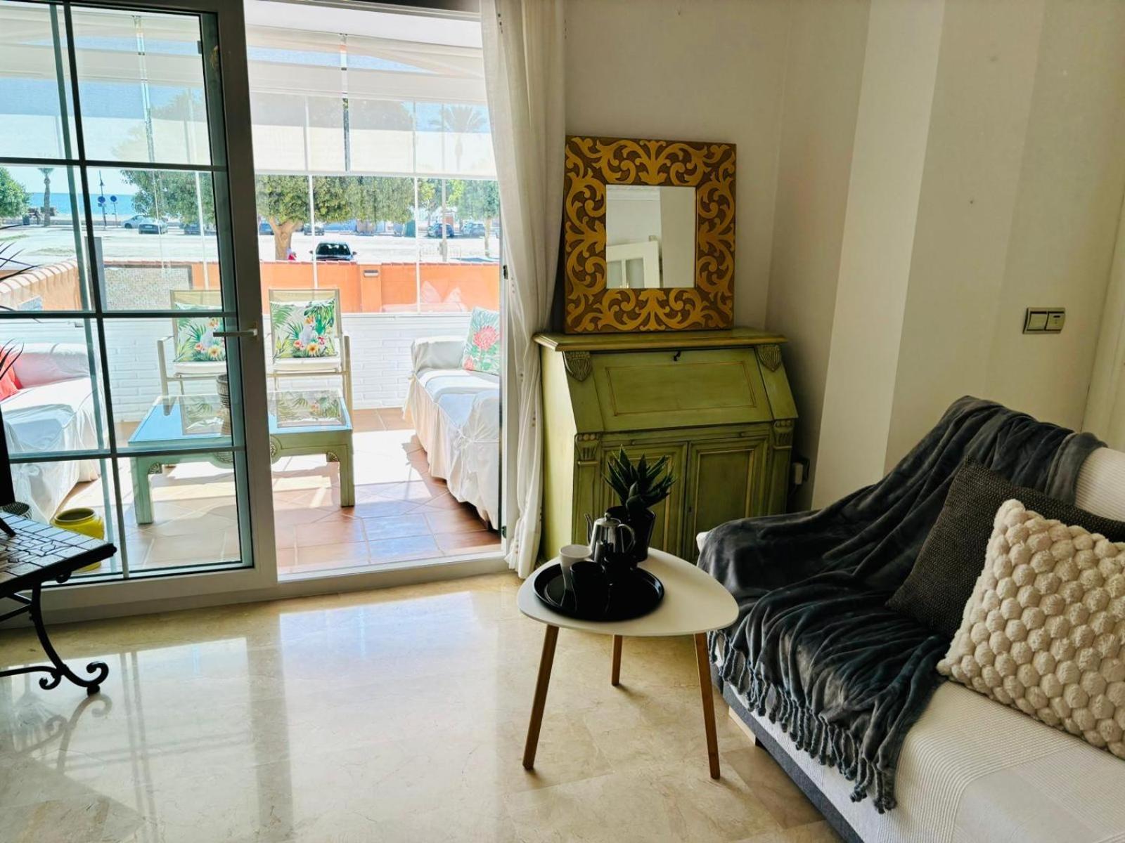 Con Piscina Privada En Primera Linea De Playa Villa Torremolinos