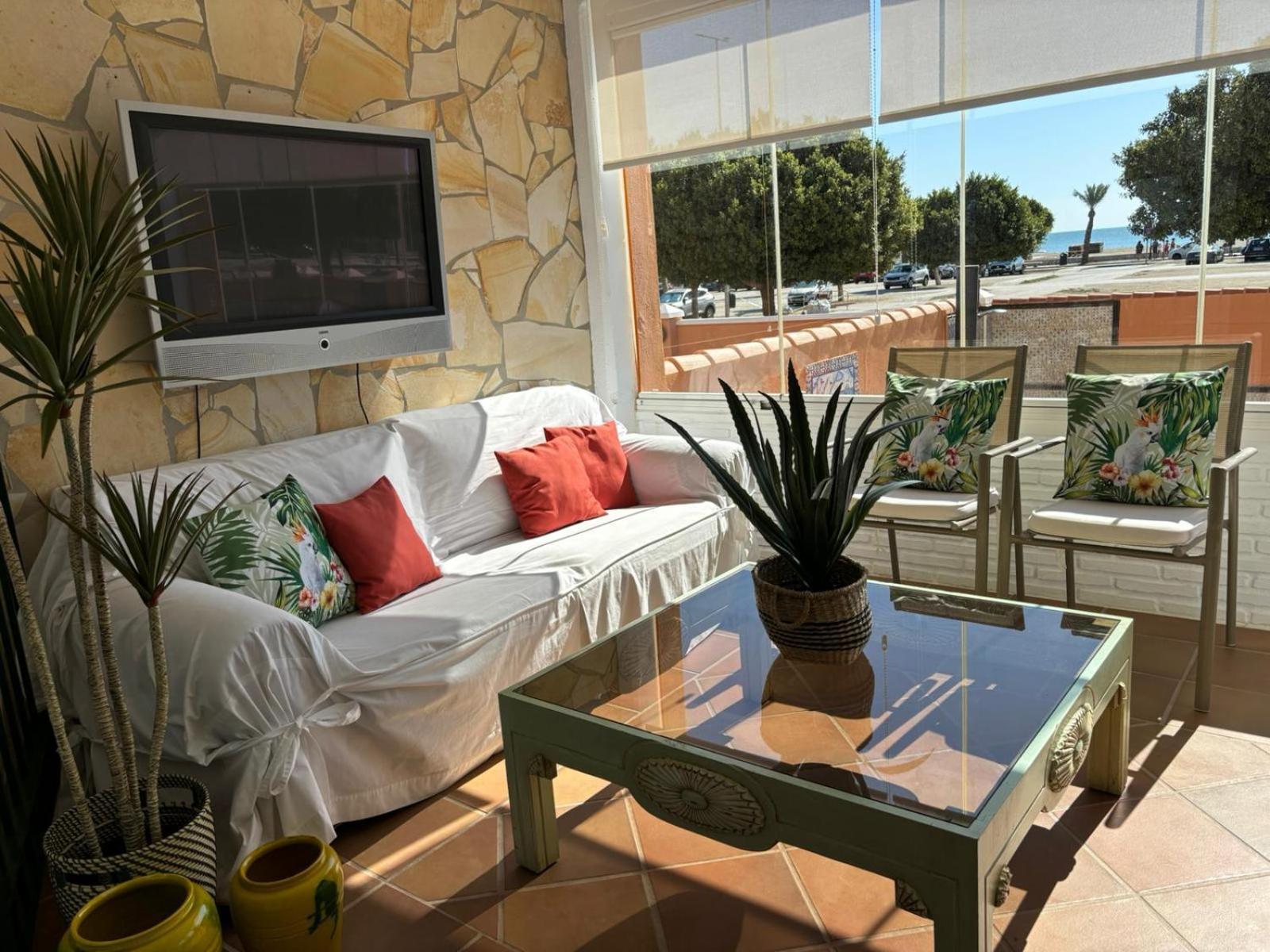 Con Piscina Privada En Primera Linea De Playa Torremolinos