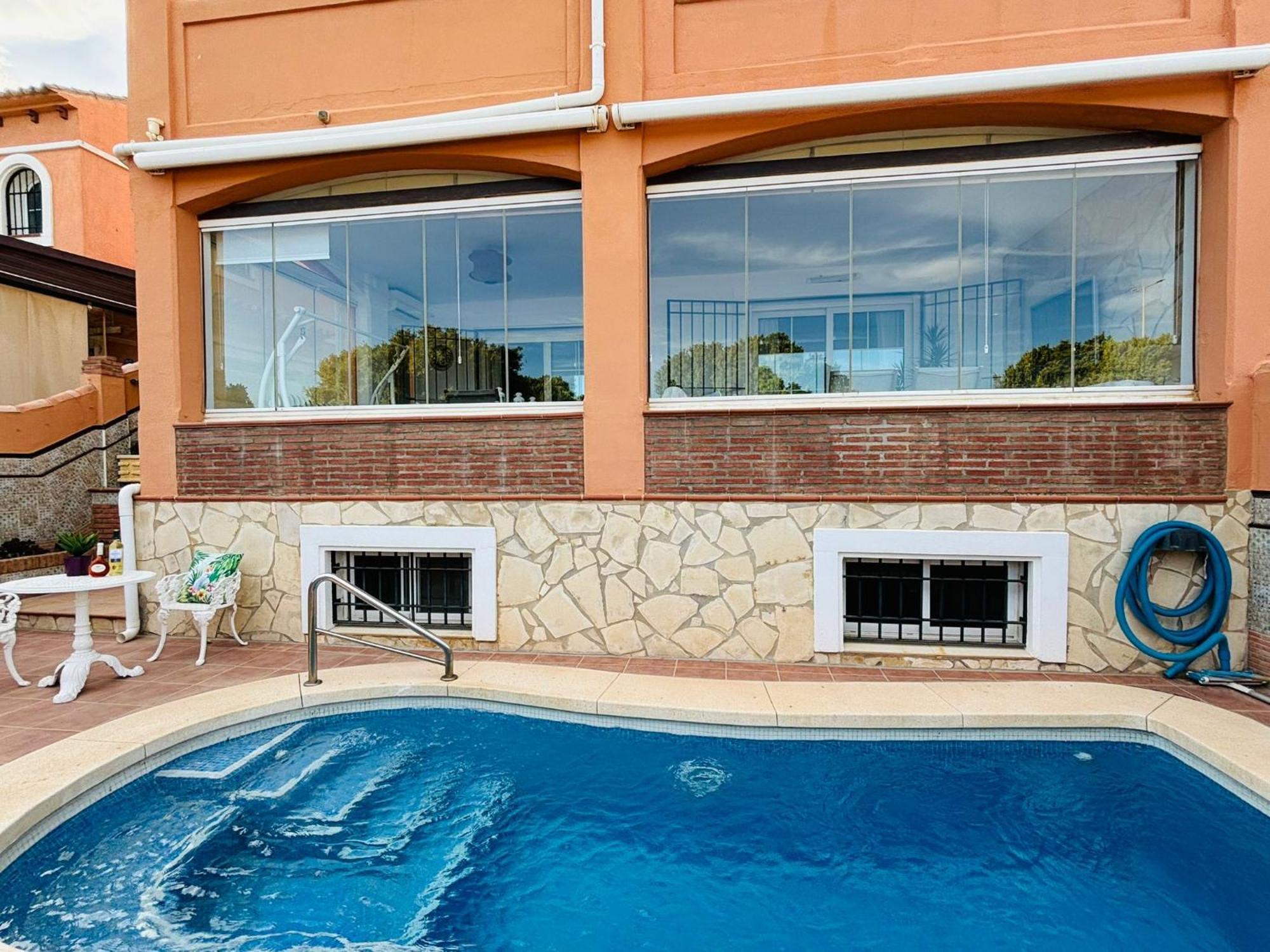 Villa Con Piscina Privada En Primera Linea De Playa Torremolinos