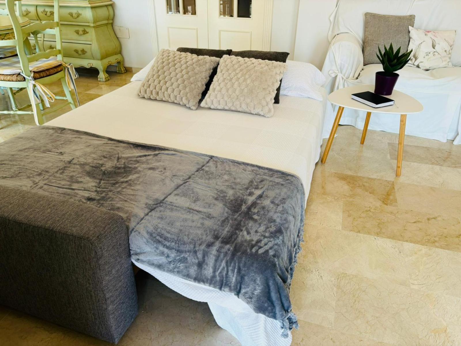 Con Piscina Privada En Primera Linea De Playa Torremolinos