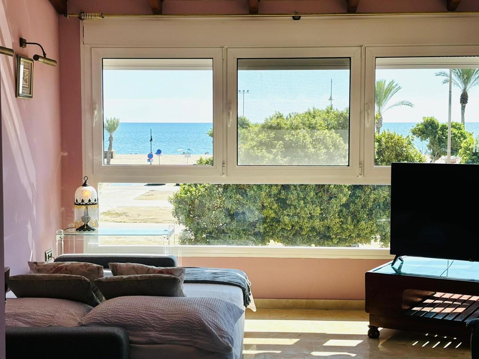 Con Piscina Privada En Primera Linea De Playa Villa