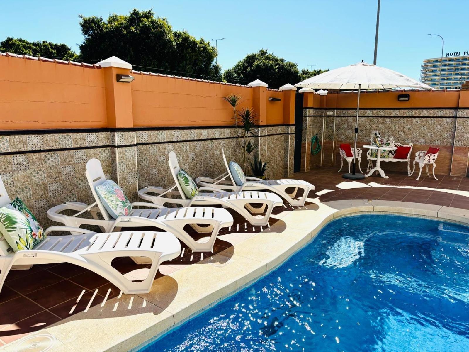 Con Piscina Privada En Primera Linea De Playa Torremolinos