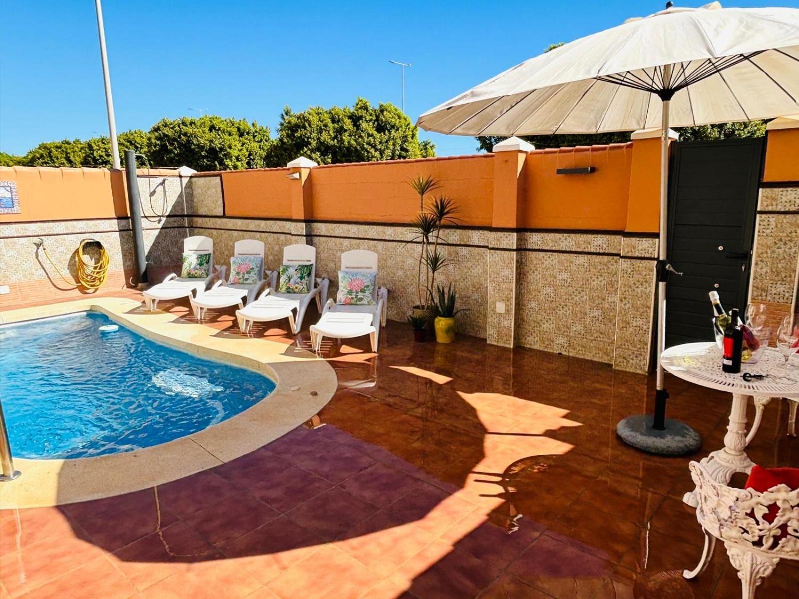 Con Piscina Privada En Primera Linea De Playa Villa Torremolinos
