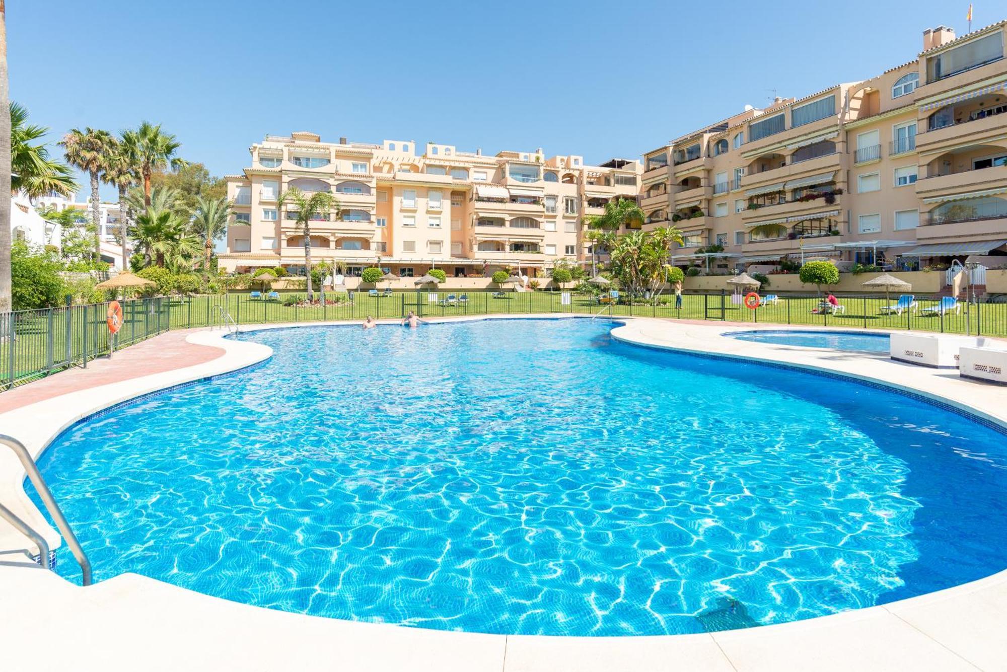 Apartment Boho Chic- Beachfront - Free Bikes - Salt Water Pool *