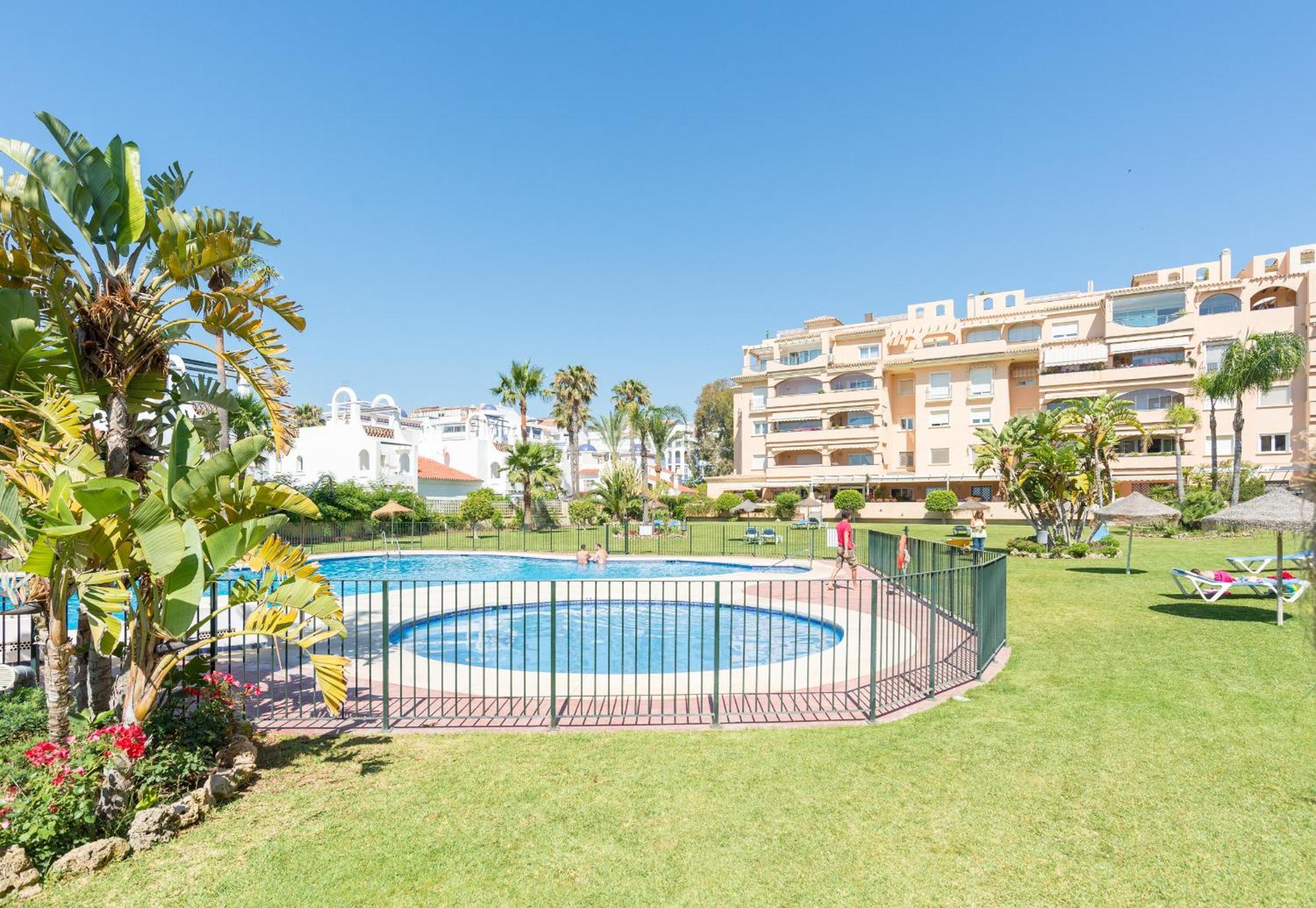 Apartment Boho Chic- Beachfront - Free Bikes - Salt Water Pool Torremolinos