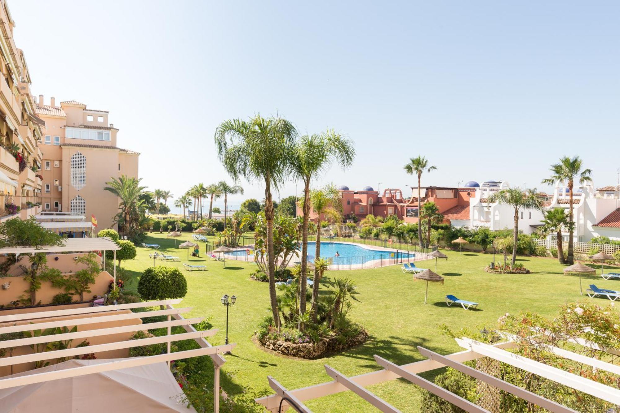 Boho Chic- Beachfront - Free Bikes - Salt Water Pool