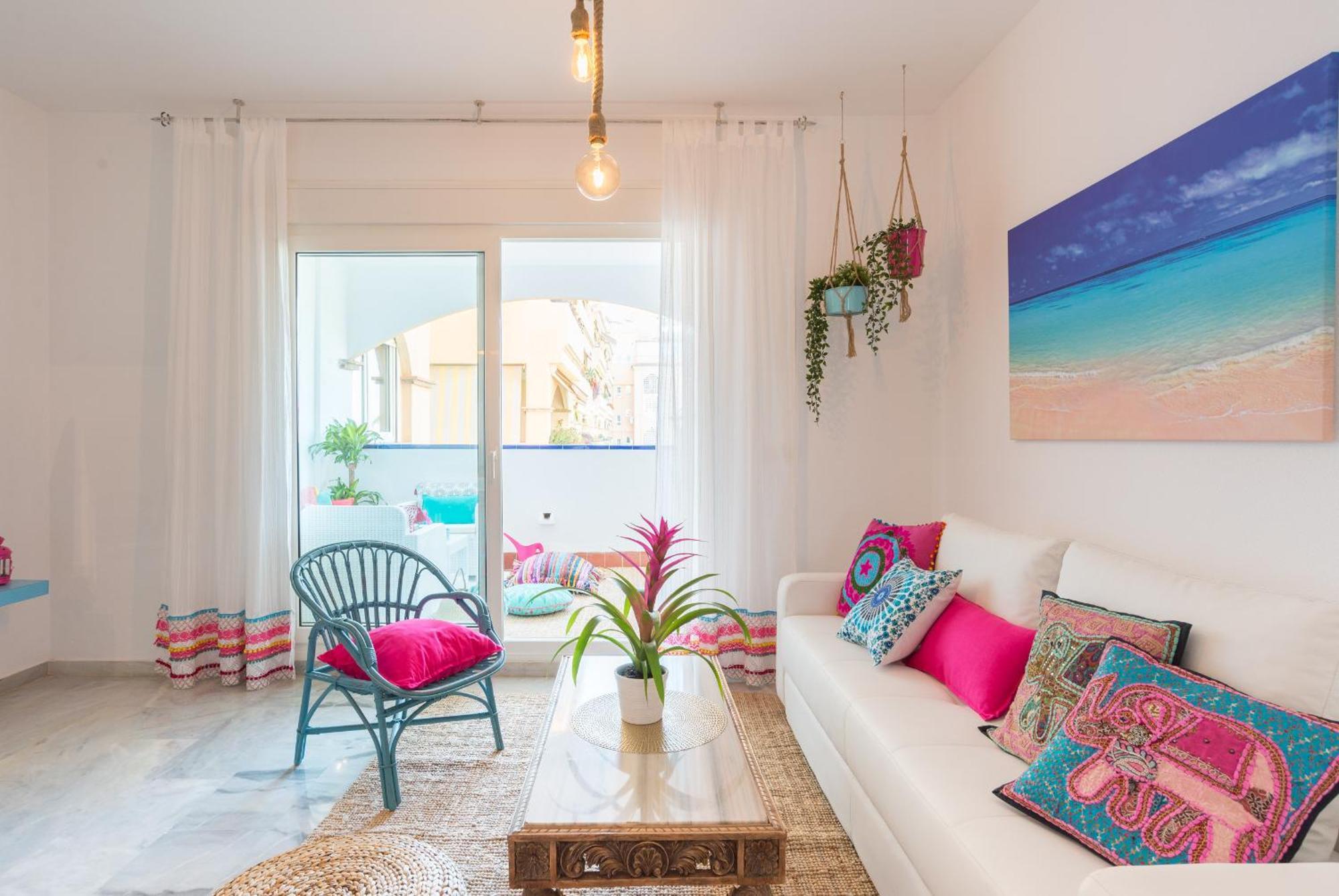 Boho Chic- Beachfront - Free Bikes - Salt Water Pool Apartment *