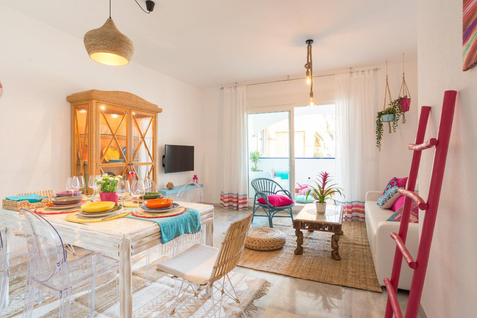 Boho Chic- Beachfront - Free Bikes - Salt Water Pool *