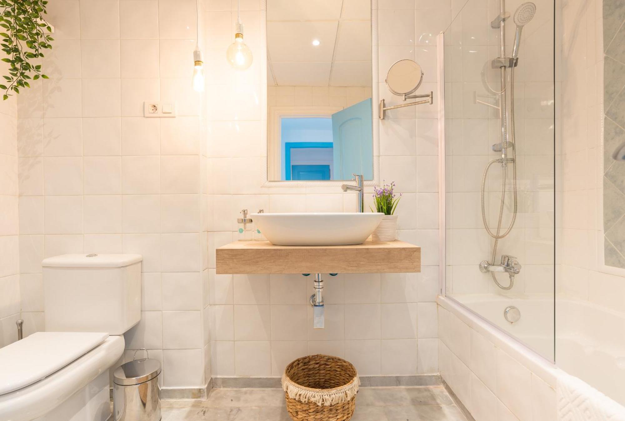 Boho Chic- Beachfront - Free Bikes - Salt Water Pool Apartment