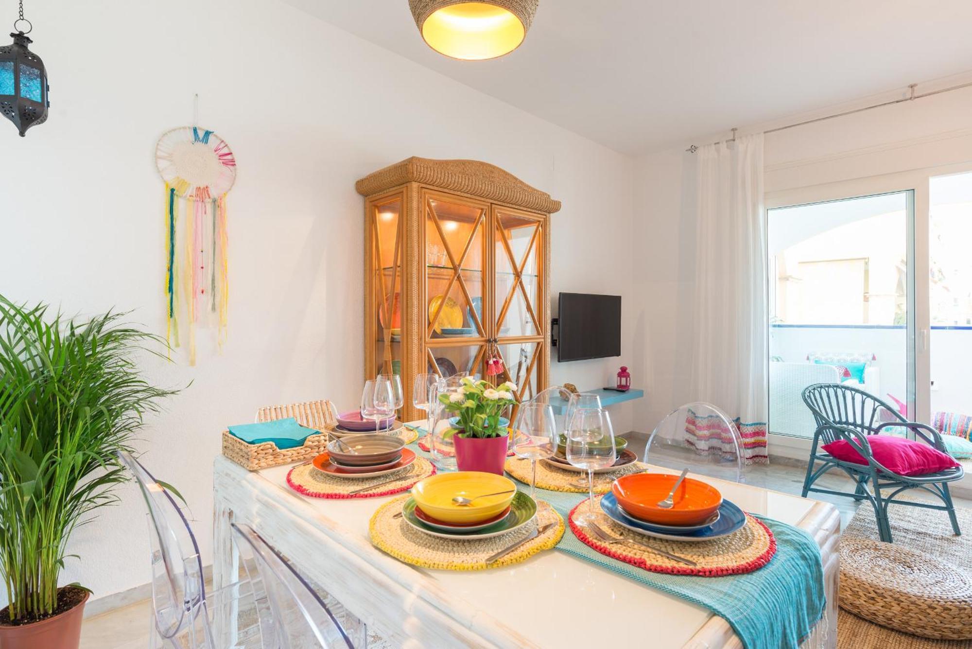 Apartment Boho Chic- Beachfront - Free Bikes - Salt Water Pool *