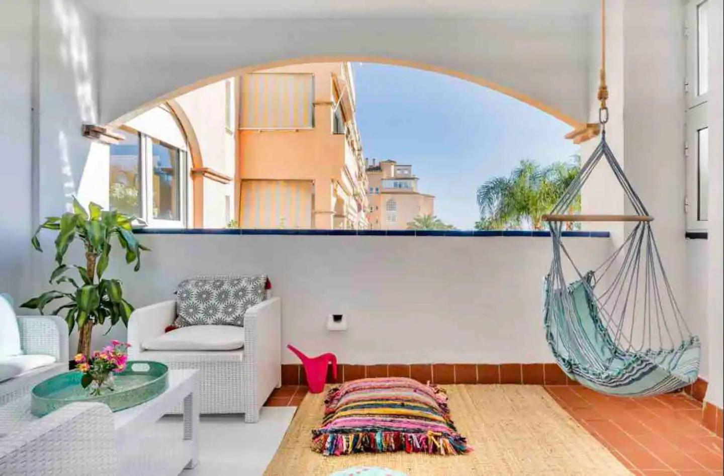 Apartment Boho Chic- Beachfront - Free Bikes - Salt Water Pool