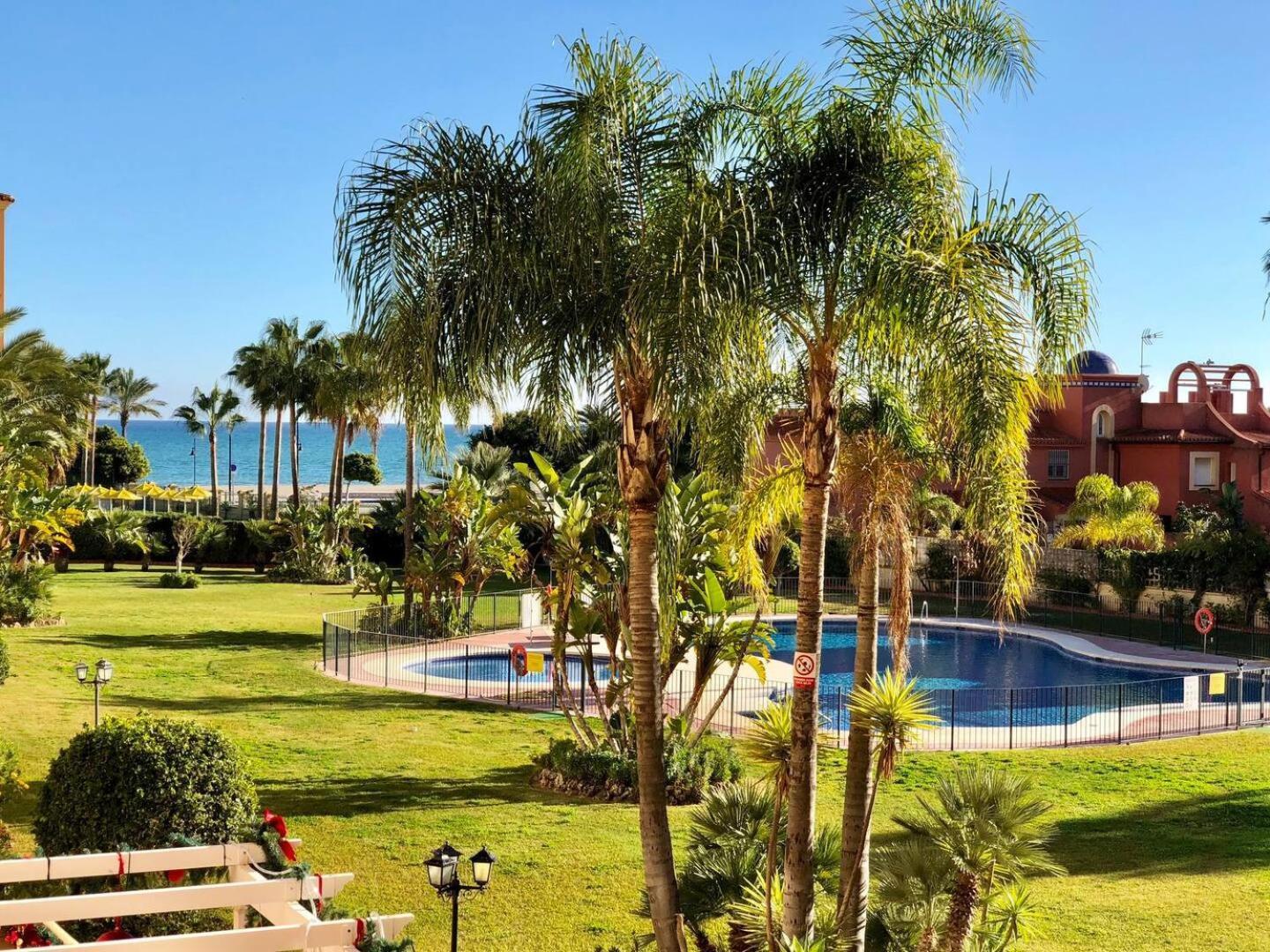 Boho Chic- Beachfront - Free Bikes - Salt Water Pool *
