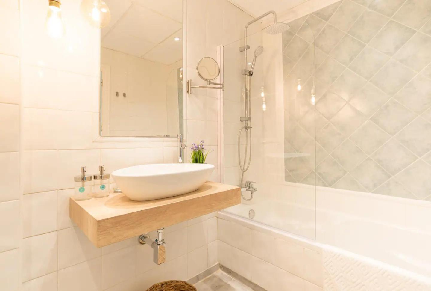 Apartment Boho Chic- Beachfront - Free Bikes - Salt Water Pool Torremolinos