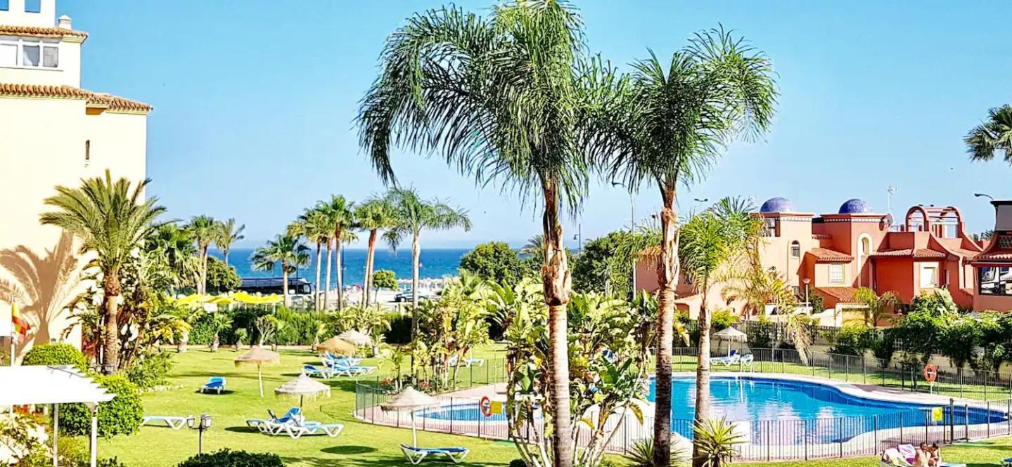Apartment Boho Chic- Beachfront - Free Bikes - Salt Water Pool *