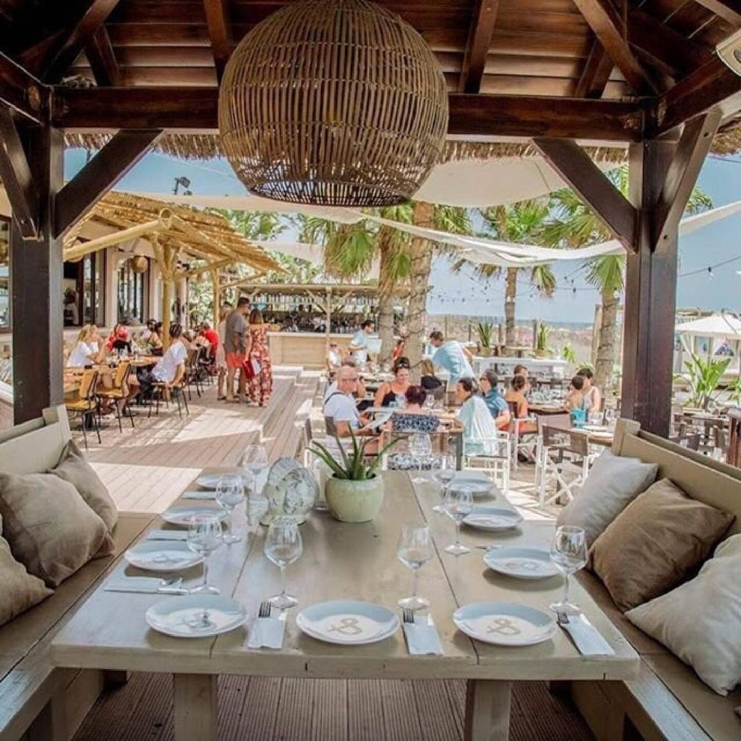 Apartment Boho Chic- Beachfront - Free Bikes - Salt Water Pool *